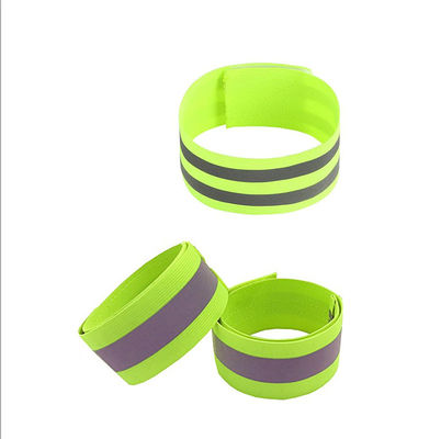 Bracciali riflettenti molli del telefono militare con il polsino riflesso dell'alto tessuto elastico visibile delle luci
