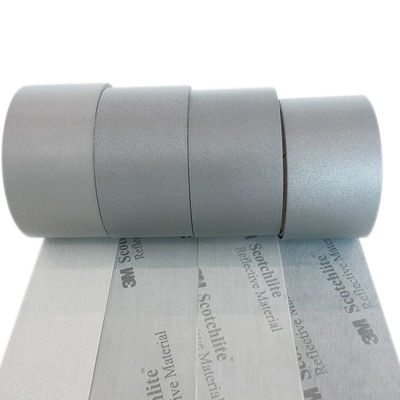Come il nastro di  Sewing Reflective Fabric per i camion dei vigili del fuoco barri il rotolo riflettente d'argento 500cd/1X del nastro