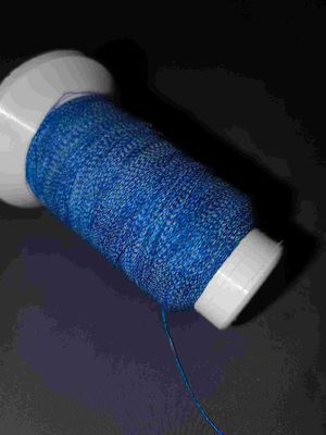 Filato per maglieria di cucito del filo riflettente leggero blu utilizzato in maglietta Logo Clothing