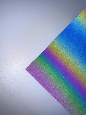 Nastro riflettente a trasferimento di calore arcobaleno usato per creare vari modelli per abiti